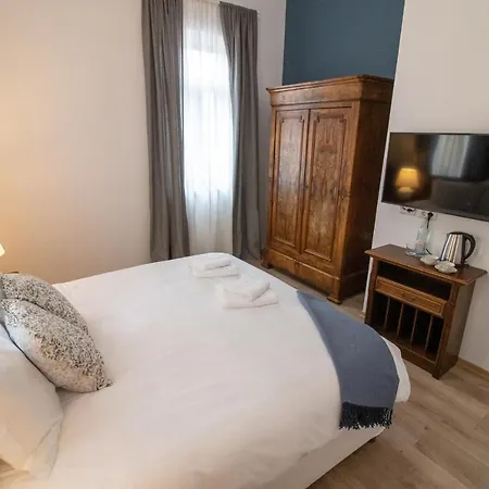 Seven Cafe&hotel Bed & Breakfast