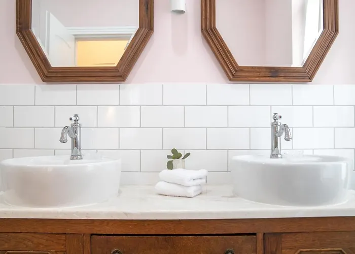 Seven Cafe And 住宿加早餐酒店 4*