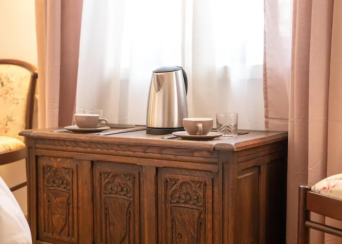 住宿加早餐酒店 Seven Cafe And 4*