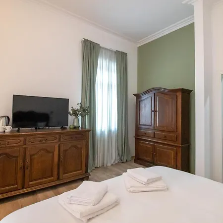 Bed & Breakfast Seven Cafe & *