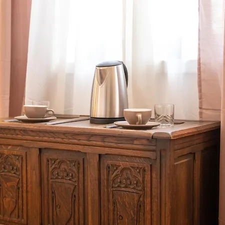 Bed & Breakfast Seven Cafe & *